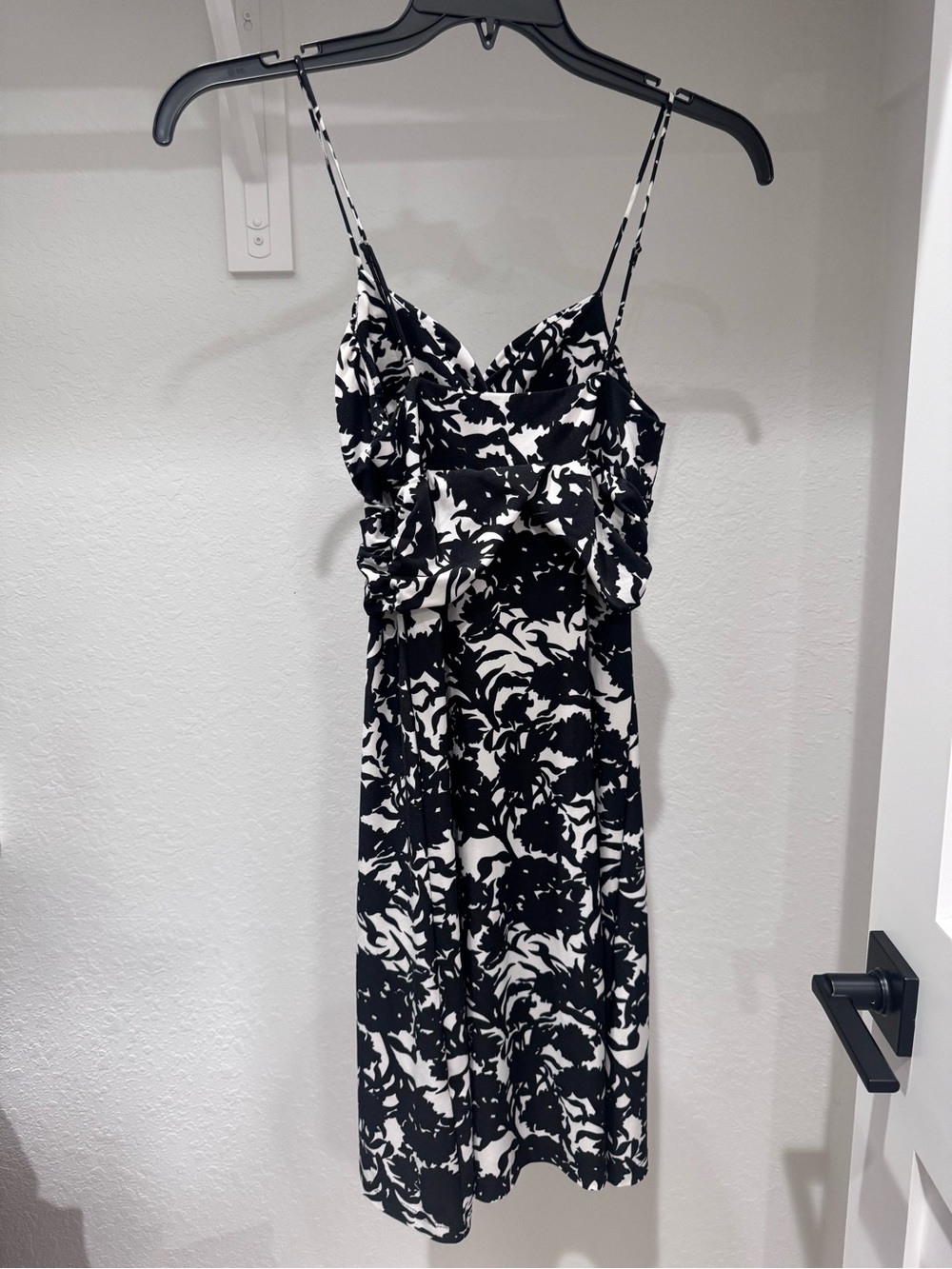 Charlotte Russe Black and White Floral Twist-Front Midi Dress - Picture 3 of 4